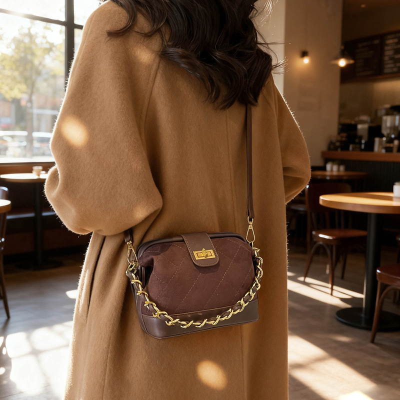 Crossbody torbica od pliša, gradski minimalistički stil, vodoravni kvadratni oblik, zaključavanje, unutarnja džep sa zipom.