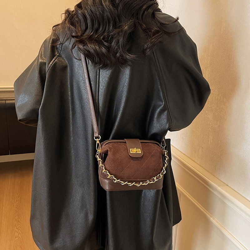 Crossbody torbica od pliša, gradski minimalistički stil, vodoravni kvadratni oblik, zaključavanje, unutarnja džep sa zipom.