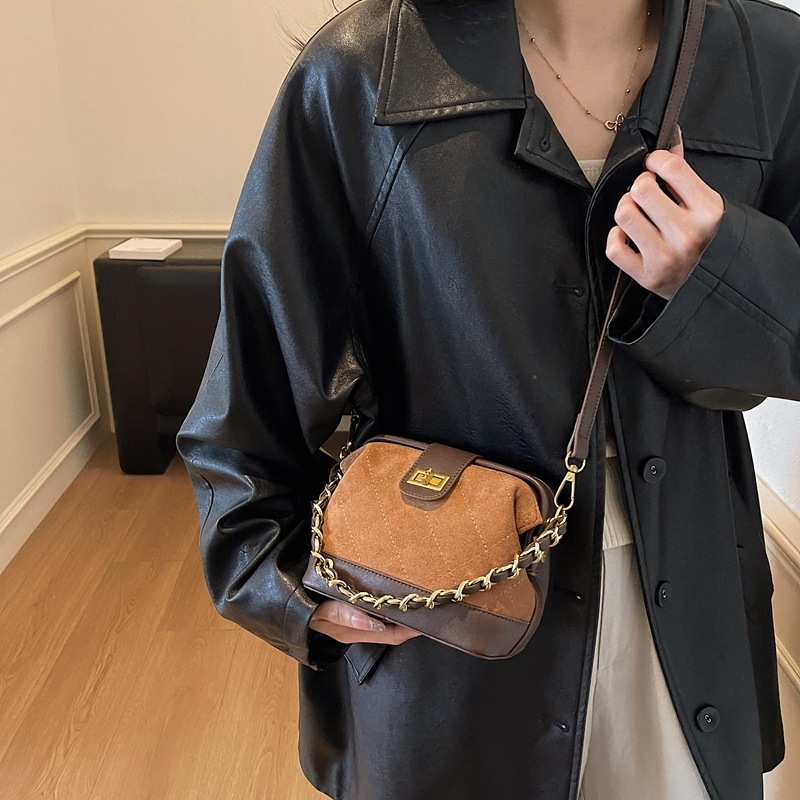 Crossbody torbica od pliša, gradski minimalistički stil, vodoravni kvadratni oblik, zaključavanje, unutarnja džep sa zipom.