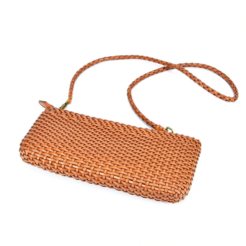 Tiger Hee pletena kožna crossbody torba – horizontalan kvadratnog oblika, zatvaranje na zip, unutarnji džep sa zipom, prostor za telefon i ID