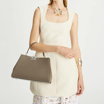 Ženska torbica od teleće kože, školjkastog oblika, mali kvadratni dizajn, zatvaranje kapom, unutarnji džep sa zatvaračem, jedna naramenica