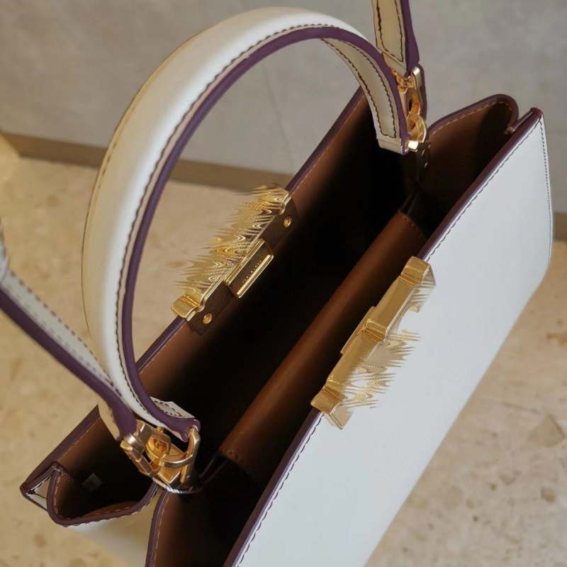 Ženska torbica od teleće kože, školjkastog oblika, mali kvadratni dizajn, zatvaranje kapom, unutarnji džep sa zatvaračem, jedna naramenica