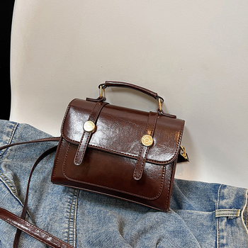 PU crossbody torba, horizontalni kvadratni oblik, zatvoren otvor, unutarnja džep sa zipom, s jednim remenom.