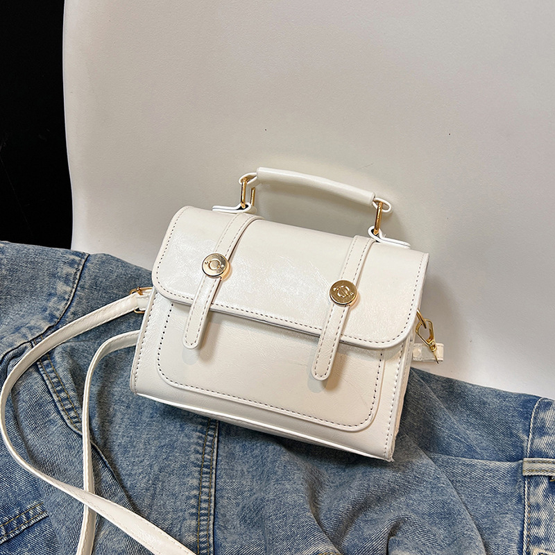 PU crossbody torba, horizontalni kvadratni oblik, zatvoren otvor, unutarnja džep sa zipom, s jednim remenom.