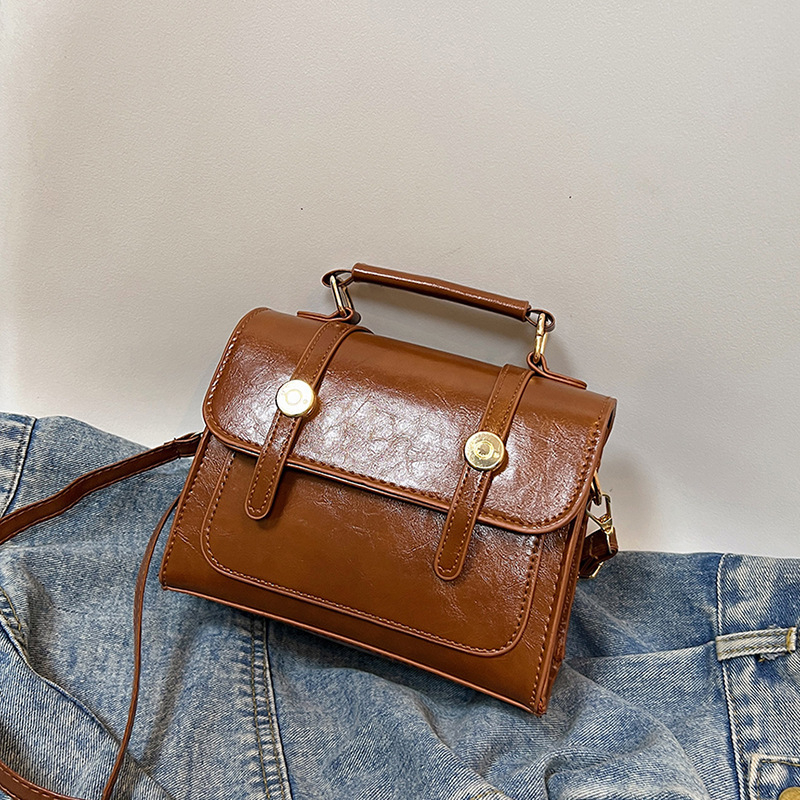 PU crossbody torba, horizontalni kvadratni oblik, zatvoren otvor, unutarnja džep sa zipom, s jednim remenom.