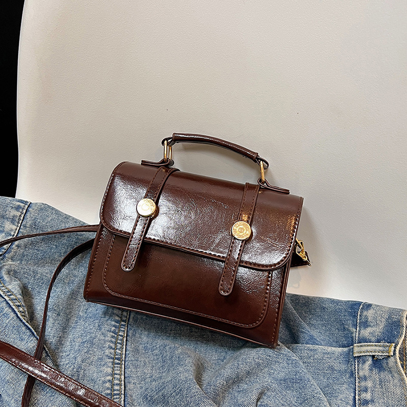 PU crossbody torba, horizontalni kvadratni oblik, zatvoren otvor, unutarnja džep sa zipom, s jednim remenom.