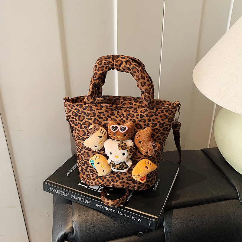 Ženska velur bucket torba s leopard printom i motivom mačje lutke, magnetsko zatvaranje, džep za telefon, zima 2025