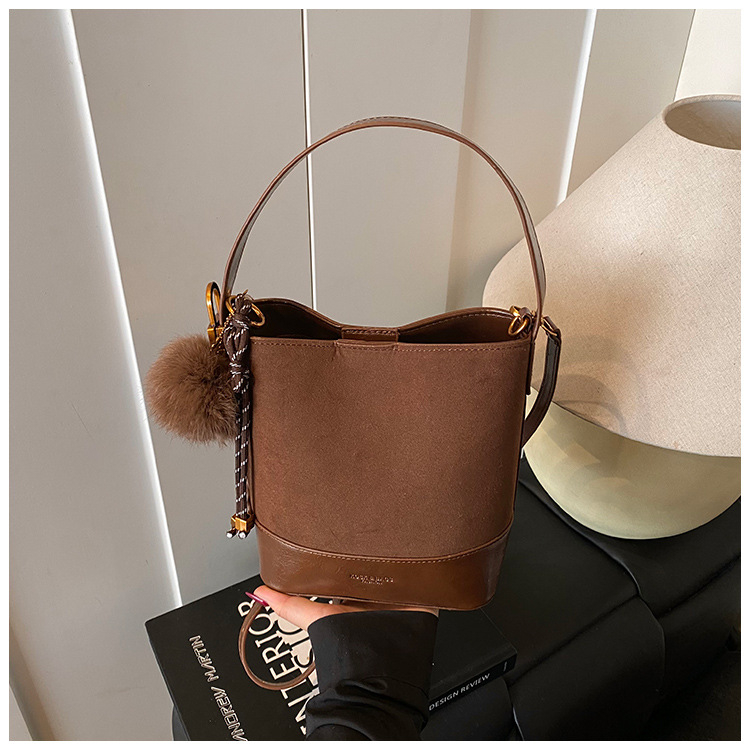Ženska bucket torba, retro stil, novi model 2025 s matnom teksturom, jednonamenska torba preko ramena, za jesen i zimu