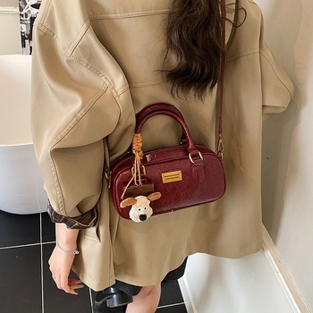 Bowling táska, alkar-stílus, városi minimalizmus; PU bőr; vízszintes négyzet alakú forma; zipzáras zárás; belső zseb: zipzáros zseb és telefonos zseb