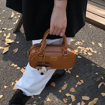 Bowling táska, alkar-stílus, városi minimalizmus; PU bőr; vízszintes négyzet alakú forma; zipzáras zárás; belső zseb: zipzáros zseb és telefonos zseb