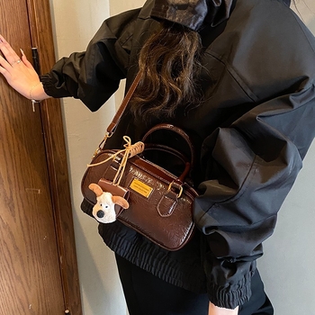 Bowling táska, alkar-stílus, városi minimalizmus; PU bőr; vízszintes négyzet alakú forma; zipzáras zárás; belső zseb: zipzáros zseb és telefonos zseb