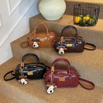 Bowling táska, alkar-stílus, városi minimalizmus; PU bőr; vízszintes négyzet alakú forma; zipzáras zárás; belső zseb: zipzáros zseb és telefonos zseb