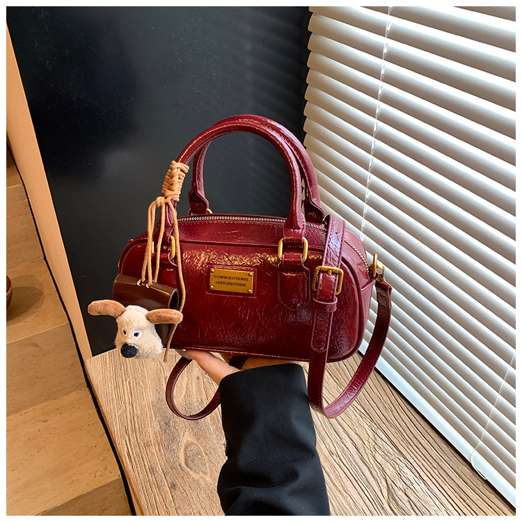 Bowling táska, alkar-stílus, városi minimalizmus; PU bőr; vízszintes négyzet alakú forma; zipzáras zárás; belső zseb: zipzáros zseb és telefonos zseb