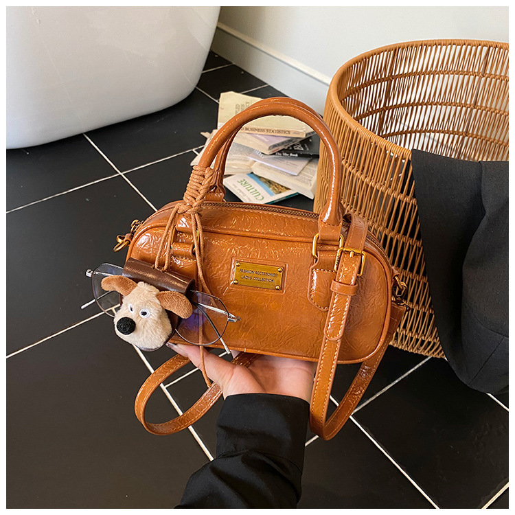 Bowling táska, alkar-stílus, városi minimalizmus; PU bőr; vízszintes négyzet alakú forma; zipzáras zárás; belső zseb: zipzáros zseb és telefonos zseb