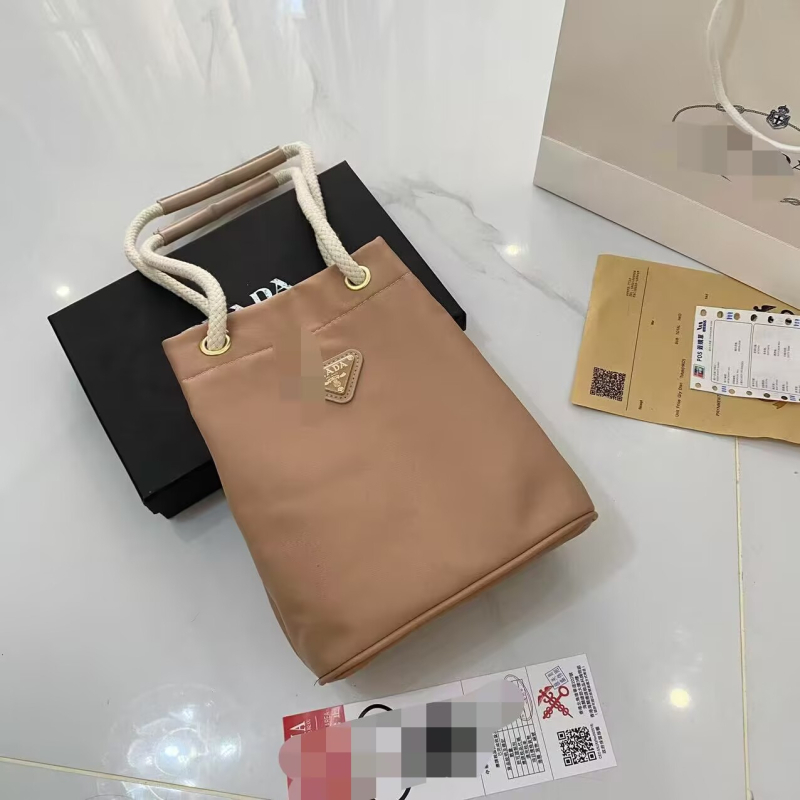 Bucket torba od Oxford platna, urbanistički minimalistički stil, zatvarač na povlačenje i unutarnji džep sa zatvaračem