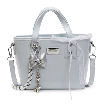 Ženska PU crossbody torbica, srednje veličine, oblik kante, zatvarač, poliester podstava, gradski minimalistički stil, svakodnevna upotreba, proljeće 2026