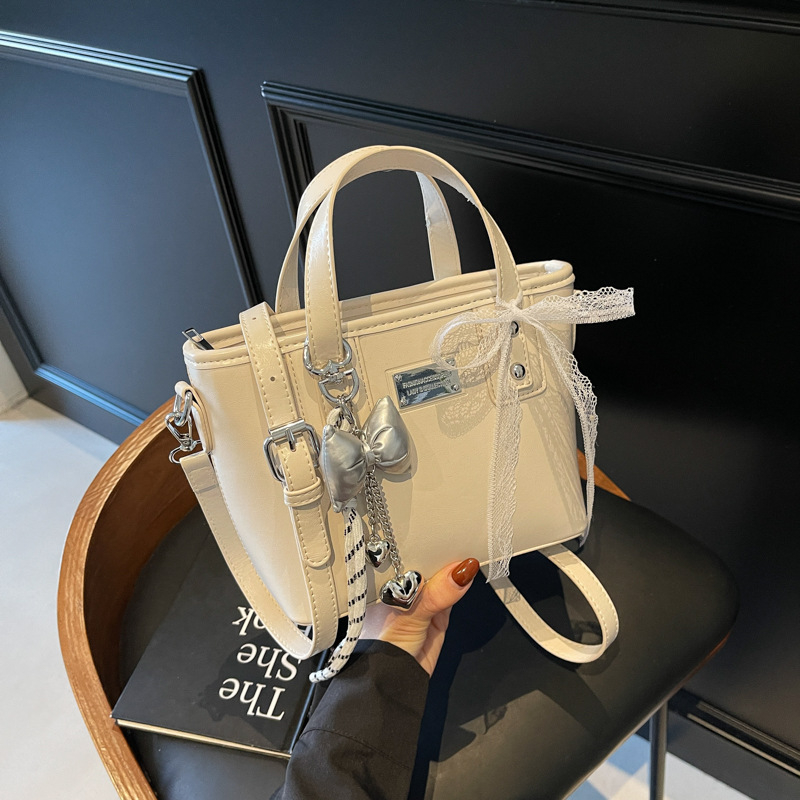 Ženska PU crossbody torbica, srednje veličine, oblik kante, zatvarač, poliester podstava, gradski minimalistički stil, svakodnevna upotreba, proljeće 2026