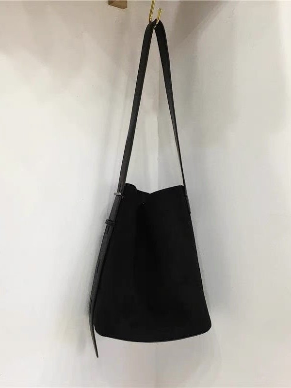 PU bucket torba, oblik košare, magnetska kopča, podstava od sintetičke kože, mekana konstrukcija, jedna naramenica, za svakodnevnu upotrebu