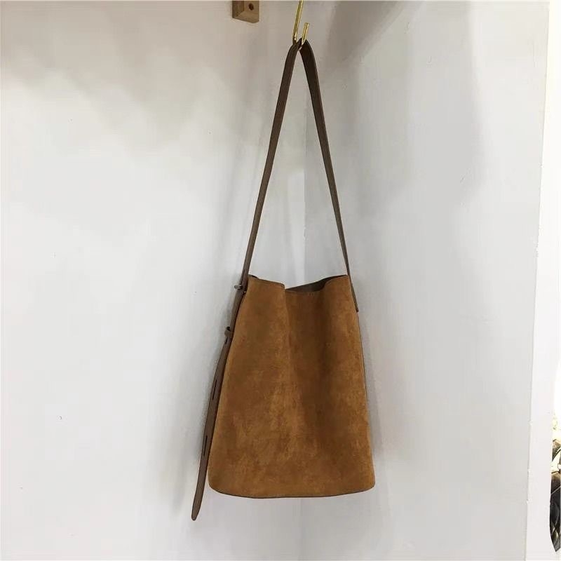 PU bucket torba, oblik košare, magnetska kopča, podstava od sintetičke kože, mekana konstrukcija, jedna naramenica, za svakodnevnu upotrebu