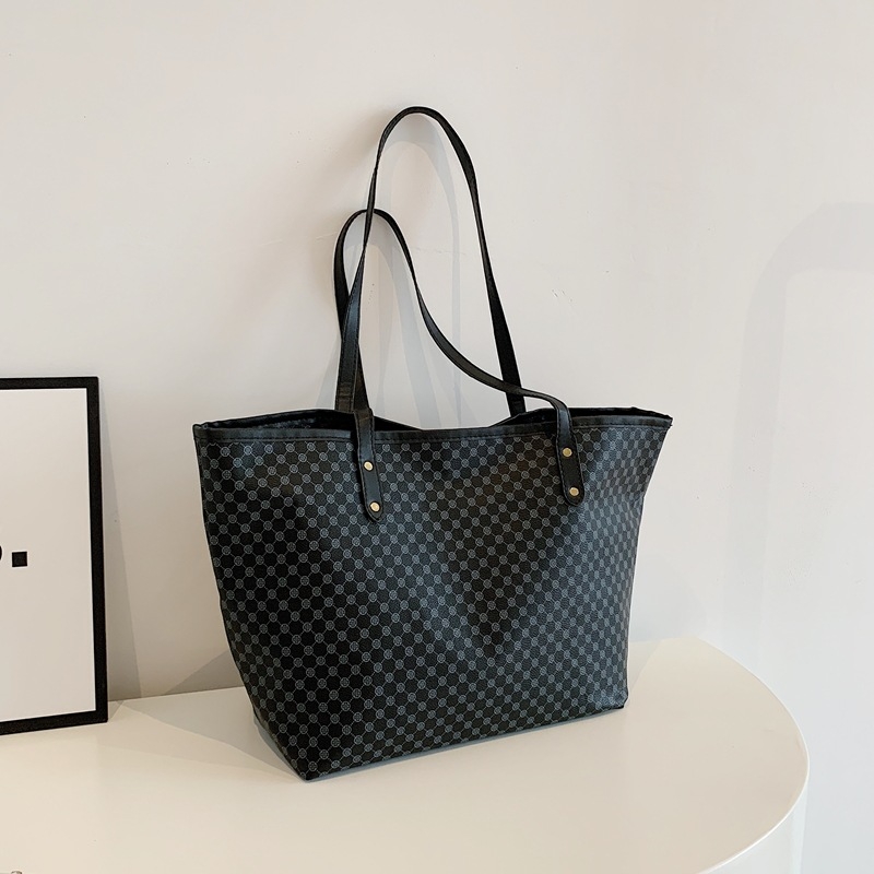 Tote torba s urbanim minimalistickim stilom, PU materijal, zatvaranje na zip, poliester podstava, horizontalni kvadratni oblik