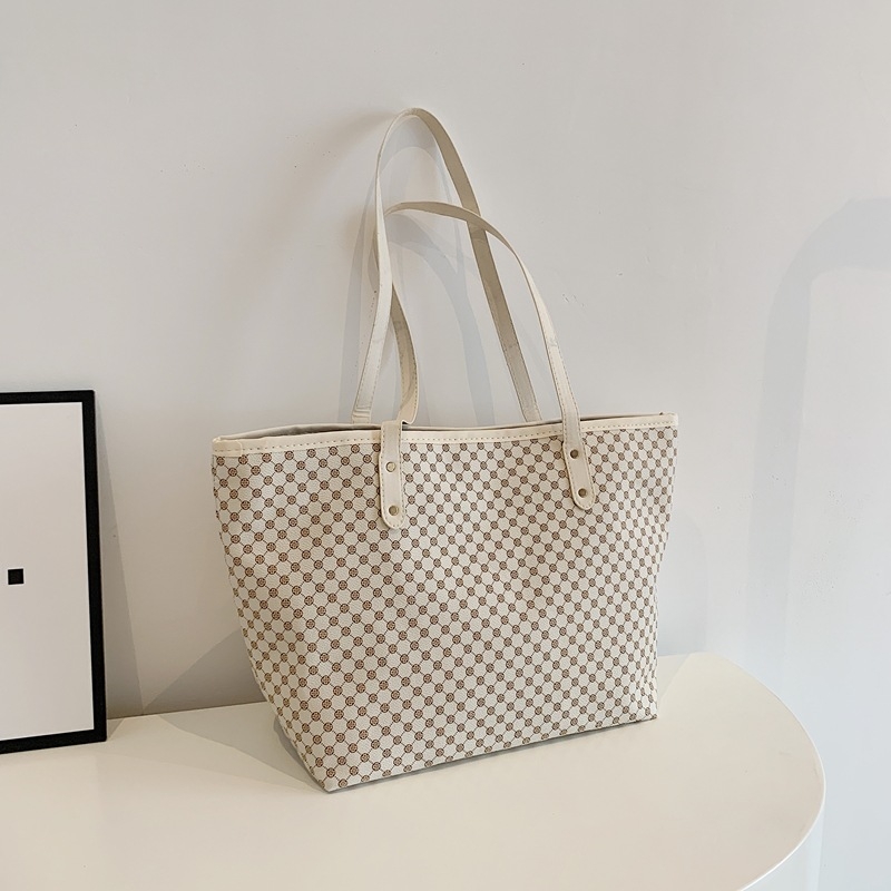 Tote torba s urbanim minimalistickim stilom, PU materijal, zatvaranje na zip, poliester podstava, horizontalni kvadratni oblik