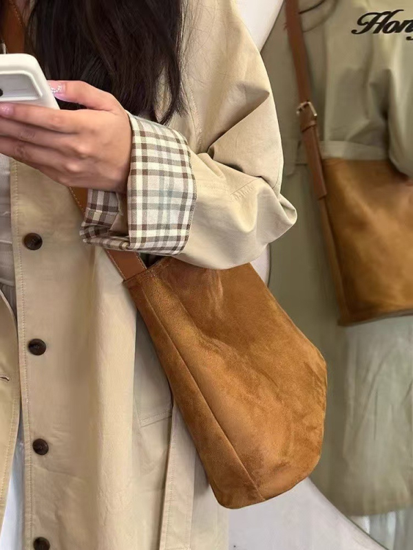 Ženska tote torba - bucket stil, PU materijal, magnetsko zatvaranje, poliester podstava, unutarnji džep sa zipom i džep za telefon