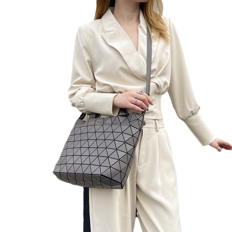 PVC ženska crossbody torba s quiltom, zatvarač, unutarnji pretinci za telefon i osobnu iskaznicu