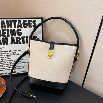 Чанта-кофа от PU, с цип за отваряне и вътрешни джобове: джоб с цип, джоб за телефон и джоб за ID, с една презрамка.