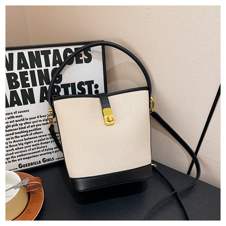 Чанта-кофа от PU, с цип за отваряне и вътрешни джобове: джоб с цип, джоб за телефон и джоб за ID, с една презрамка.