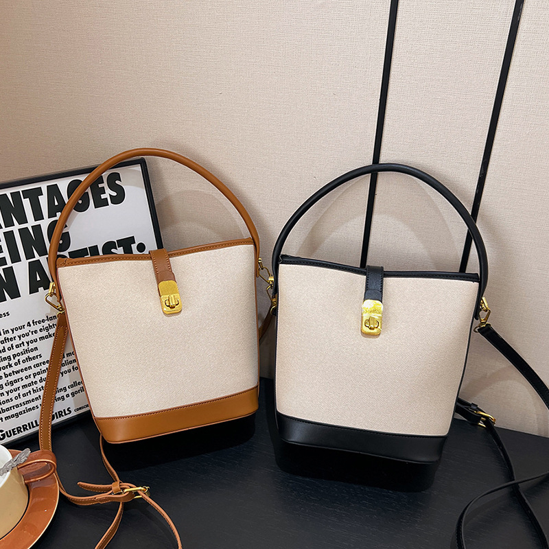 Чанта-кофа от PU, с цип за отваряне и вътрешни джобове: джоб с цип, джоб за телефон и джоб за ID, с една презрамка.