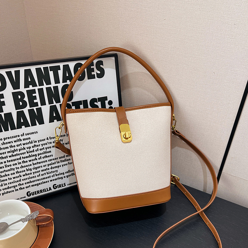 Чанта-кофа от PU, с цип за отваряне и вътрешни джобове: джоб с цип, джоб за телефон и джоб за ID, с една презрамка.