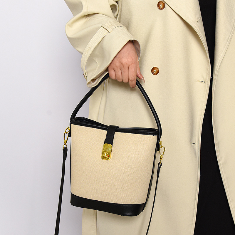 Чанта-кофа от PU, с цип за отваряне и вътрешни джобове: джоб с цип, джоб за телефон и джоб за ID, с една презрамка.