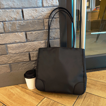 Nylon tote torba za rame, otvoreni gornji dio, vertikalni kvadratni oblik, džep za telefon