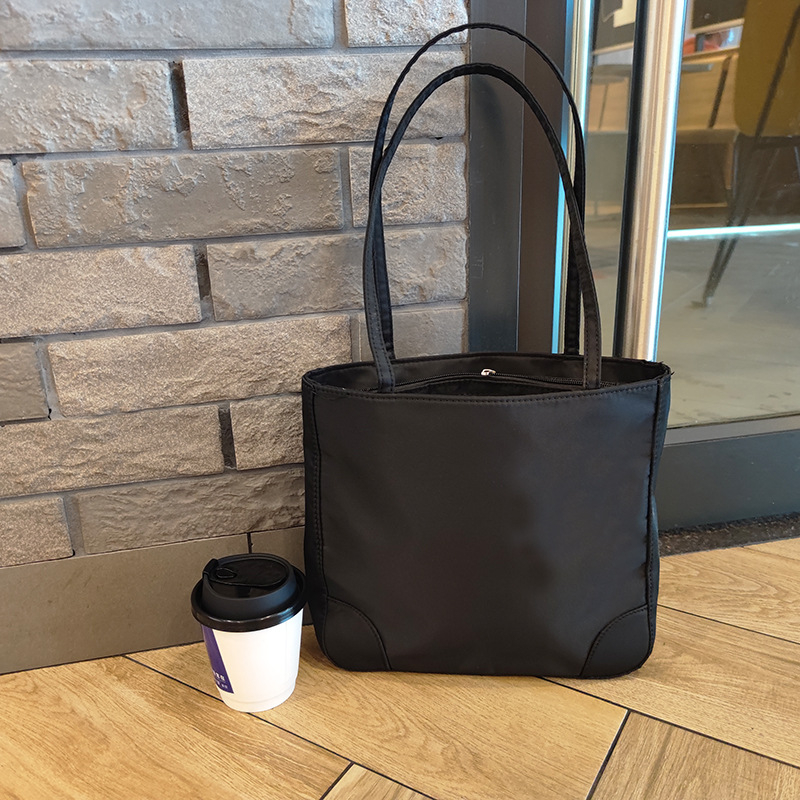 Nylon tote torba za rame, otvoreni gornji dio, vertikalni kvadratni oblik, džep za telefon