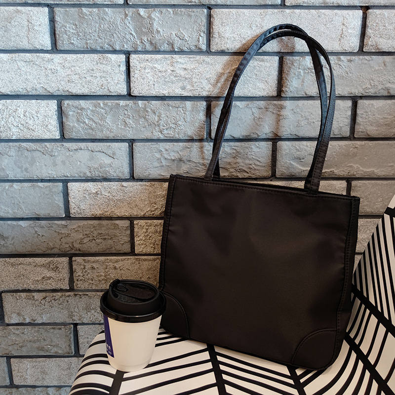 Nylon tote torba za rame, otvoreni gornji dio, vertikalni kvadratni oblik, džep za telefon