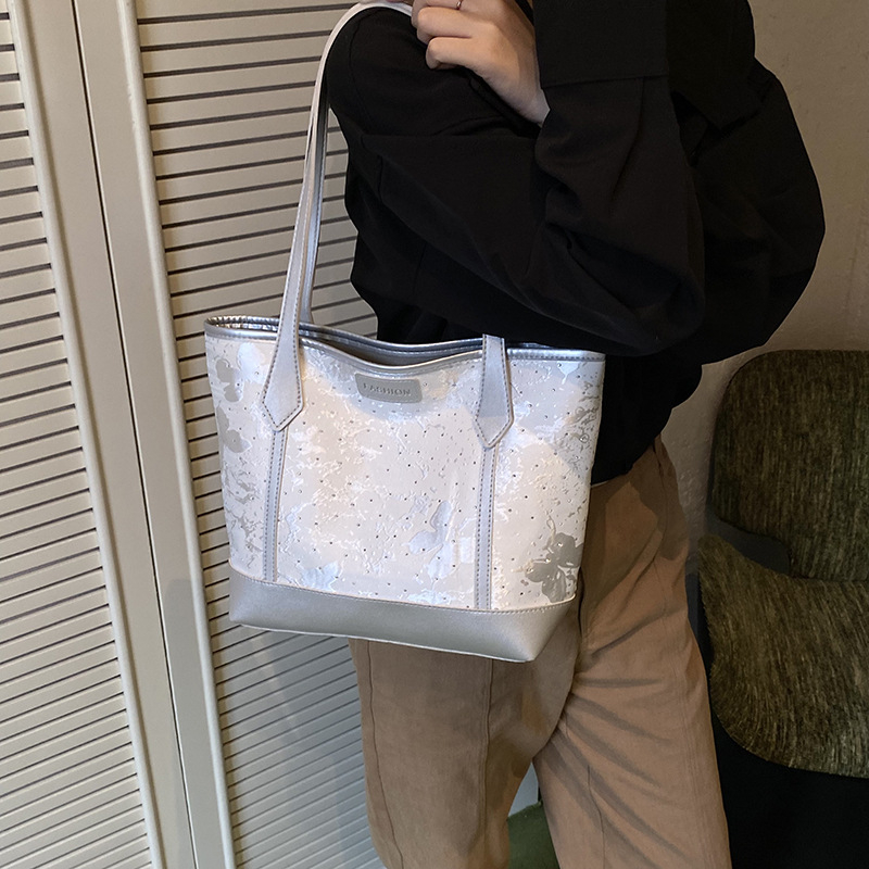 Moderna i svestrana tote torba velikog kapaciteta; trendovski jednostavan uzorak; visokokvalitetna svakodnevna crossbody torba.