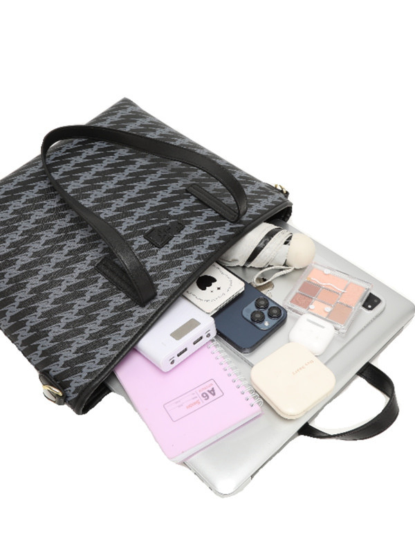 Tote torba u urbanom stilu od PVC-a, horizontalni kvadratni oblik, zatvaranje na zip, pretinac za telefon, jedna naramenica