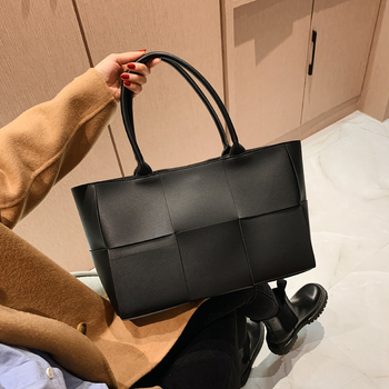 PU anyagú tote táska cipzárral, belső zsebek telefonhoz és cipzáras zseb, vízszintes négyszögletes forma, kettős vállpánt