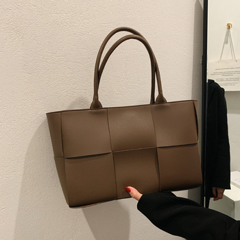 PU anyagú tote táska cipzárral, belső zsebek telefonhoz és cipzáras zseb, vízszintes négyszögletes forma, kettős vállpánt