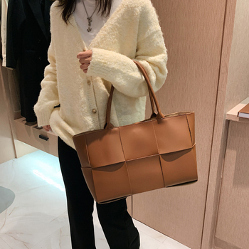 PU anyagú tote táska cipzárral, belső zsebek telefonhoz és cipzáras zseb, vízszintes négyszögletes forma, kettős vállpánt