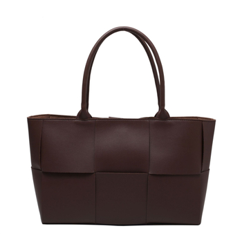 PU anyagú tote táska cipzárral, belső zsebek telefonhoz és cipzáras zseb, vízszintes négyszögletes forma, kettős vállpánt