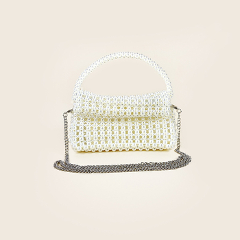 Pletena crossbody torba s ručno prišivenim akrilnim detaljima, oblik jastuka, otvor s poklopcem, džepovi za telefon i identifikacijsku karticu