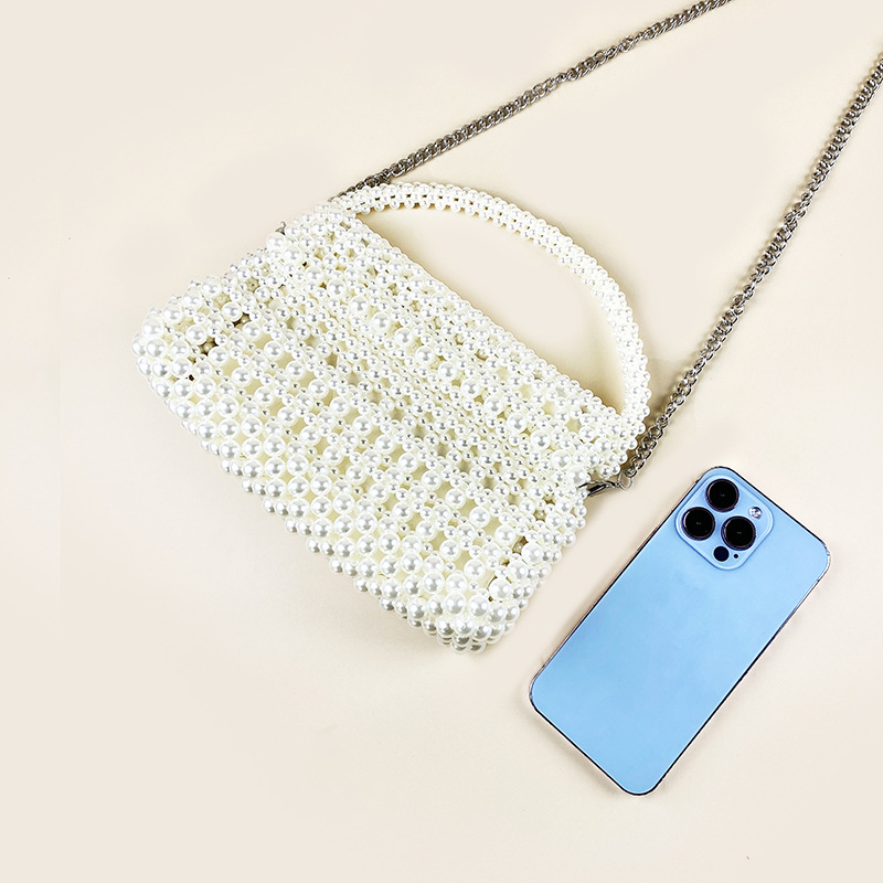 Pletena crossbody torba s ručno prišivenim akrilnim detaljima, oblik jastuka, otvor s poklopcem, džepovi za telefon i identifikacijsku karticu