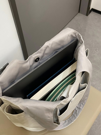 Torba tote za slobodno vrijeme, PU materijal, oblik kante, magnetsko zatvaranje, podstava od pamuka, unutarnji džepovi: zip, džep za telefon, ID džep