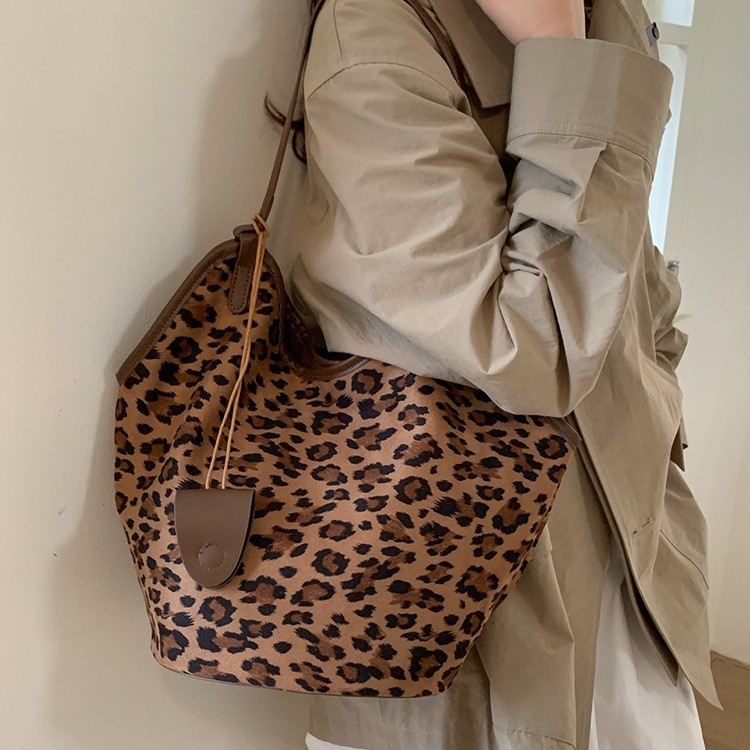 Tote torba — niša retro gradski stil za dnevnu uporabu, velika kapaciteta, visokokvalitetni zapadni stil — PU materijal, gradska jednostavnost, vodoravni kvadratni oblik, unutarnja džep na zip, jedna naramenica