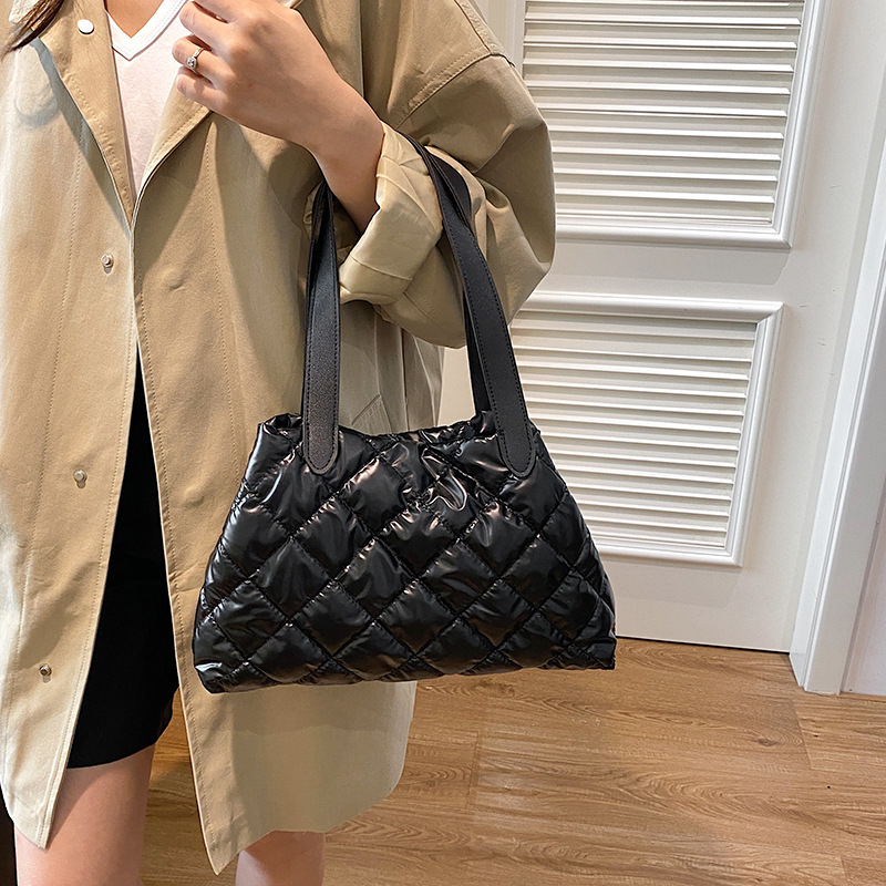 PU Tote torbica, street trend stil, vodoravni kvadratni oblik, magnetsko zatvaranje, podstava od poliestera