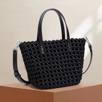 Pletena bucket torba s zatvaračem na šnuru i svilenom podstavom