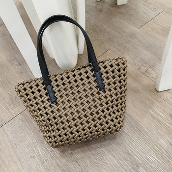 Pletena bucket torba s zatvaračem na šnuru i svilenom podstavom