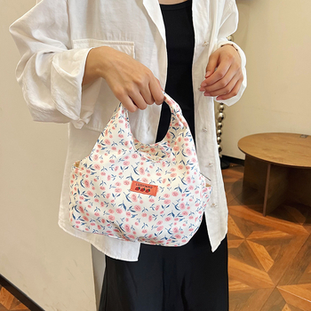 Najlonska bucket bag s malim cvjetnim uzorkom za svakodnevnu upotrebu, horizontalni kvadratni oblik, zatvarač, podstava od poliestera, unutarnje džepove za telefon i osobnu iskaznicu, street stil, ljeto 2024