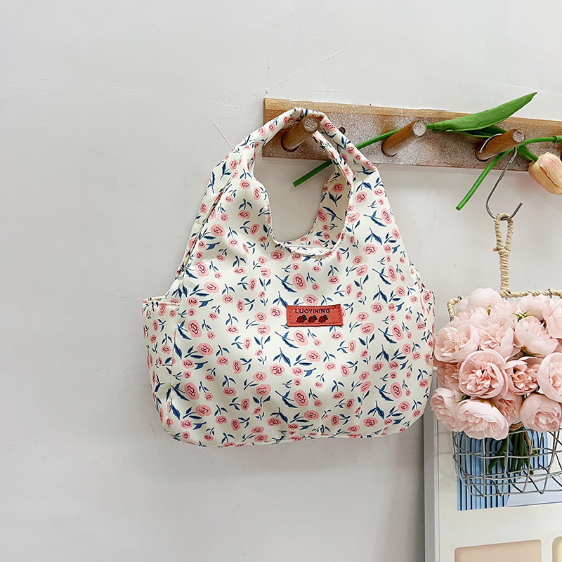 Najlonska bucket bag s malim cvjetnim uzorkom za svakodnevnu upotrebu, horizontalni kvadratni oblik, zatvarač, podstava od poliestera, unutarnje džepove za telefon i osobnu iskaznicu, street stil, ljeto 2024